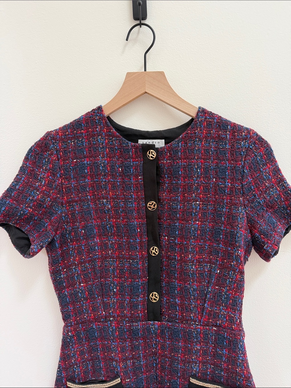 Sandro Elegant Red Tweed Short-Sleeve Dress with Gold Buttons - Picture 4 of 4